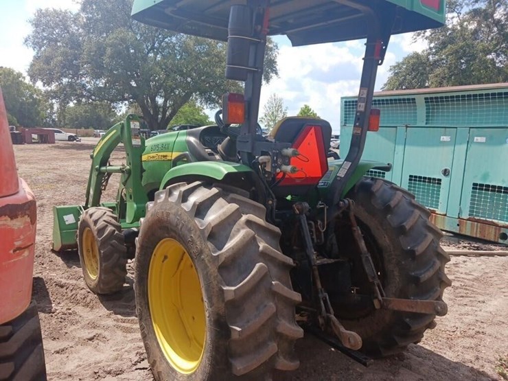 2015-john-deere-tractor-image-4