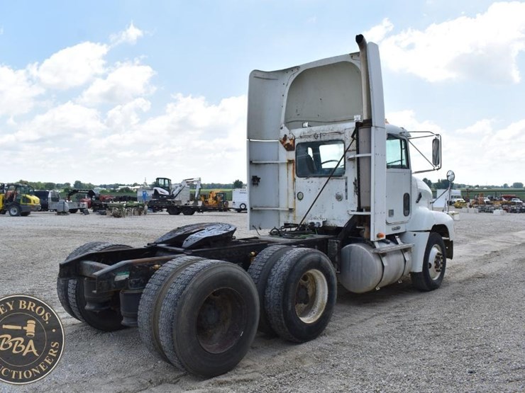 1999-freightliner-fld112-image-19
