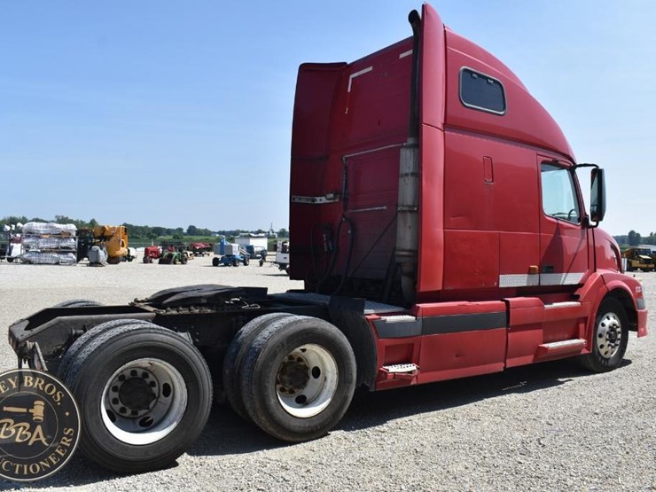 2005-volvo-vnl64t670-image-17