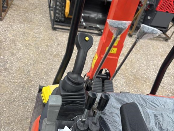 #111-•-cfg-industrial-mini-excavator---kubota-diesel-image-6