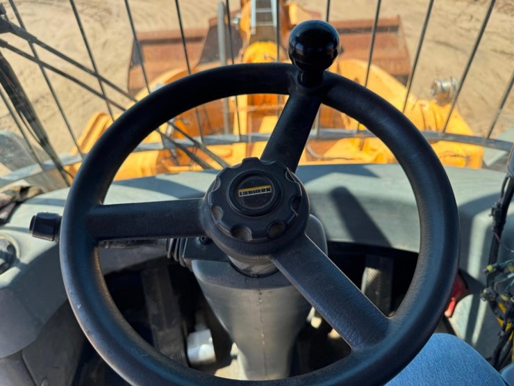 2011-liebherr-l586-image-65