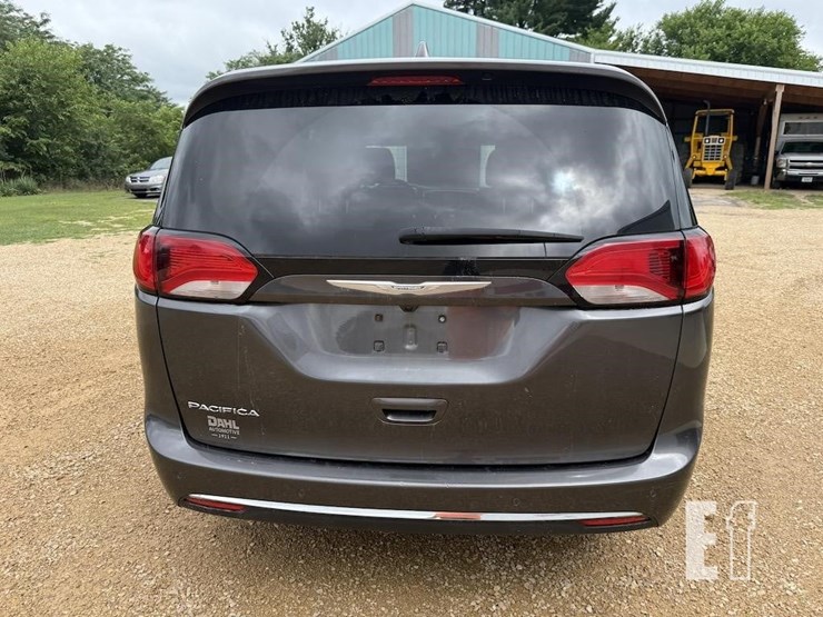 2017-chrysler-pacifica-image-5