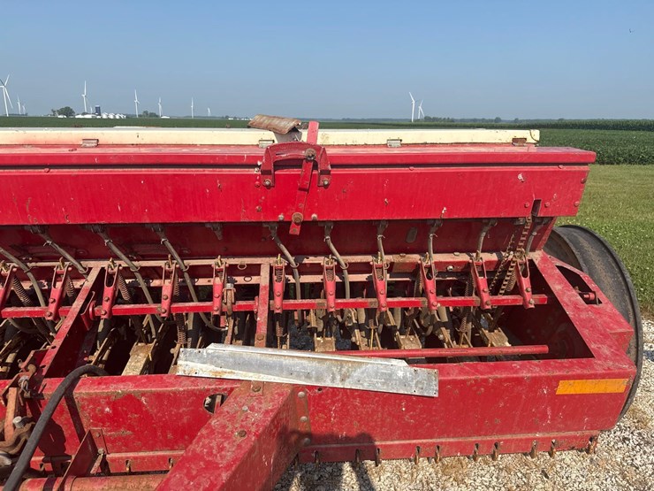 18x7-ih-510-grain-drill-image-10