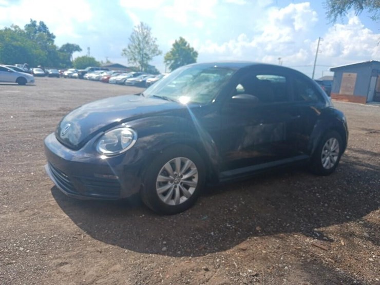 2018-volkswage-beetle-runs/moves-2.0t-s-image-3