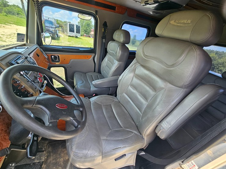 2007-peterbilt-335-image-67