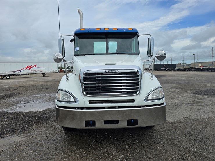 2018-freightliner-columbia-120-image-34