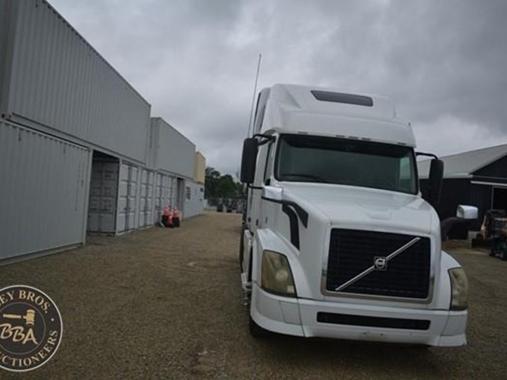 2014-volvo-vnl64t670-image-8