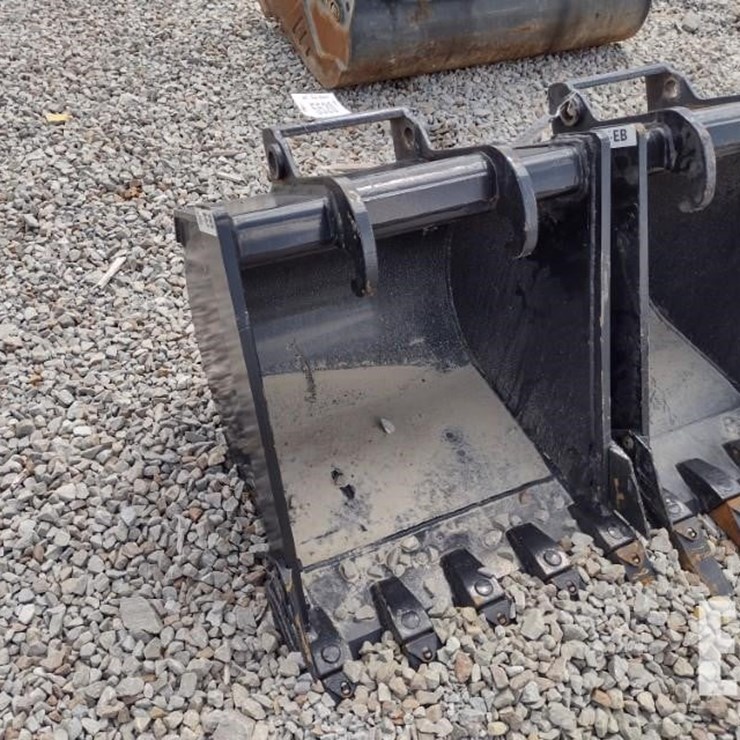 24 IN EXCAVATOR BUCKET