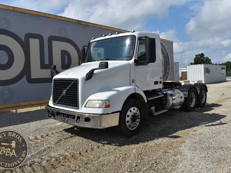 2015-volvo-vnm64t200-image-3