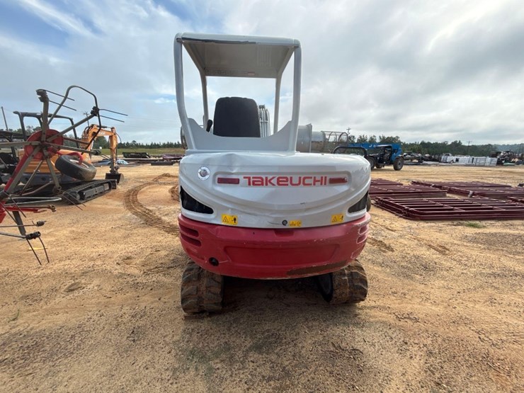 2024-takeuchi-tb240-image-6