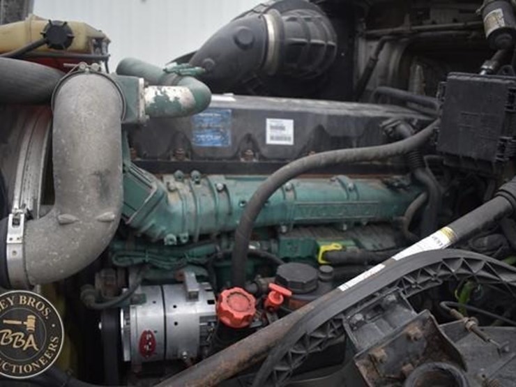 2014-volvo-vnl64t670-image-9