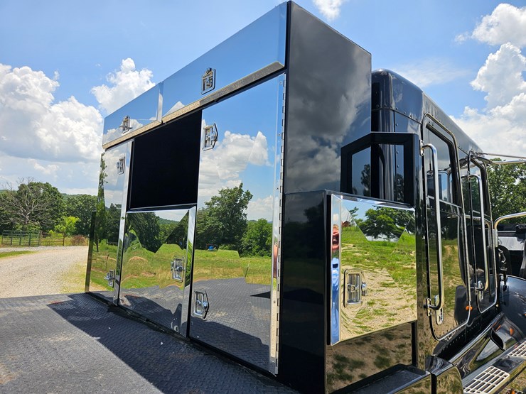 2007-peterbilt-335-image-100