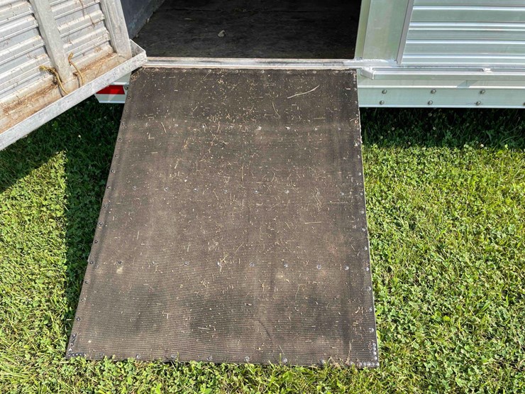 2006-8’x28’-c&c-aluminum-livestock-trailer-image-17