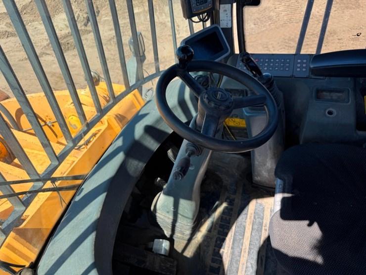 2011-liebherr-l586-image-70