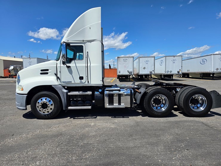 #16603-•-2016-mack-cxu613-day-cab-image-6