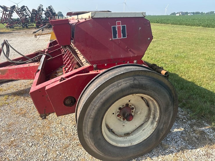 18x7-ih-510-grain-drill-image-4