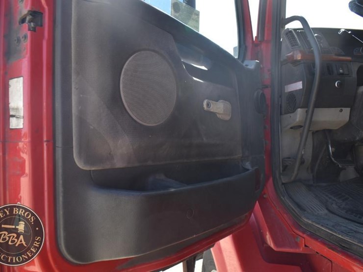 2005-volvo-vnl64t670-image-55