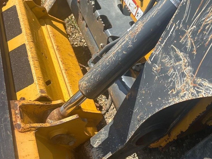 deere-320g-image-3