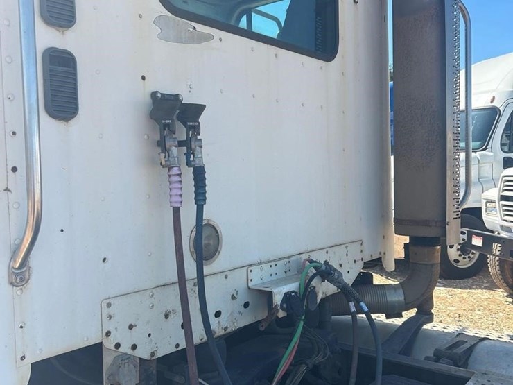 2006-freightliner-columbia-120-image-29