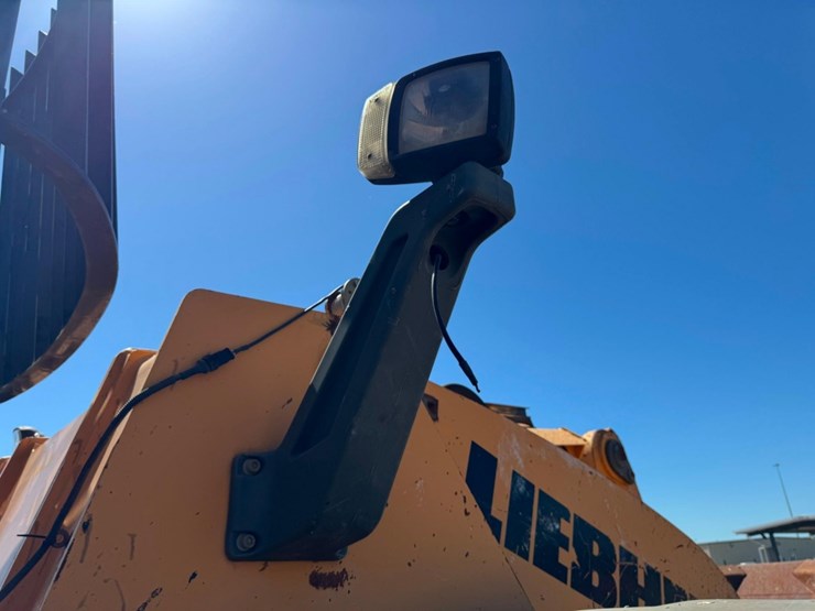 2011-liebherr-l586-image-49