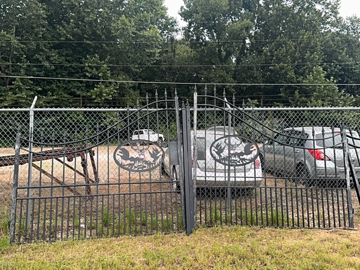 two-8-foot-gates-with-wildlife-scene-image-1