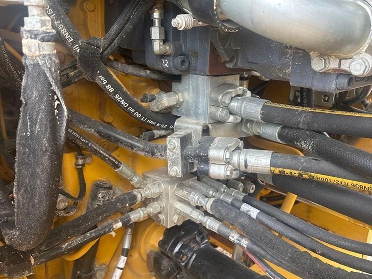 2020-deere-844l-image-19