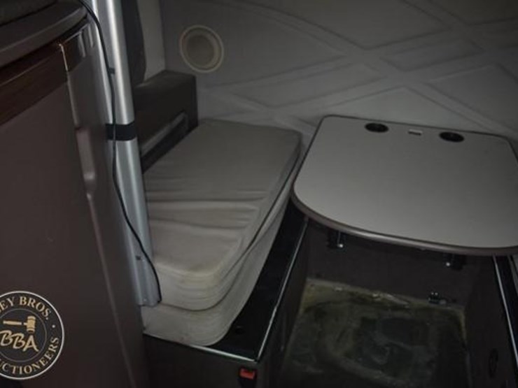 2014-volvo-vnl64t670-image-47
