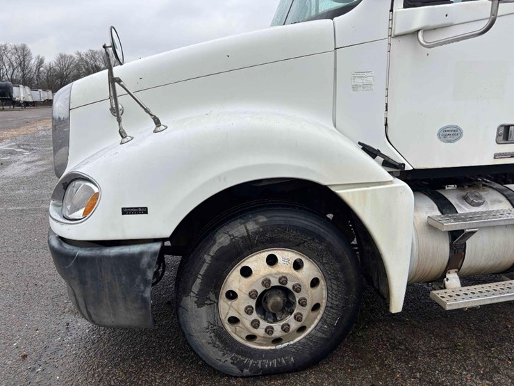 2009-freightliner-columbia-120-image-10