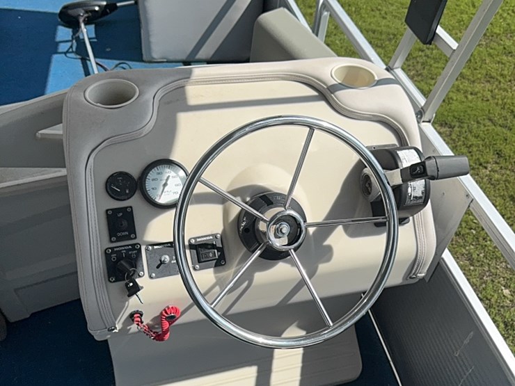 28-foot-pontoon-boat-image-14