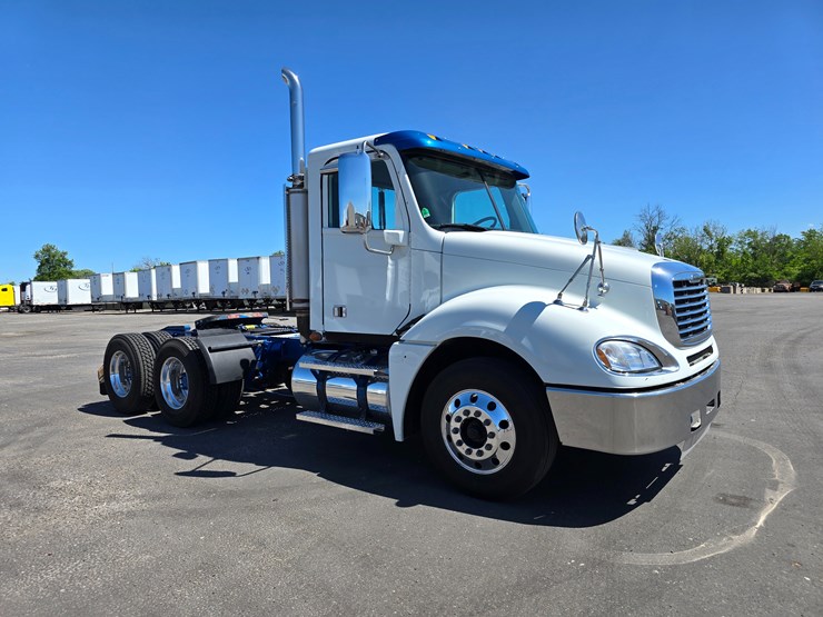 2020-freightliner-columbia-120-image-45
