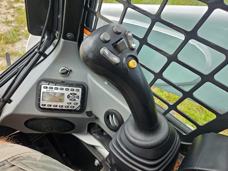 2021-bobcat-t770-image-40