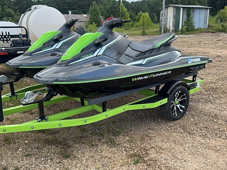 yamaha-wave-runners-ex-deluxe-one-not-running--will-need-engine-work-image-3