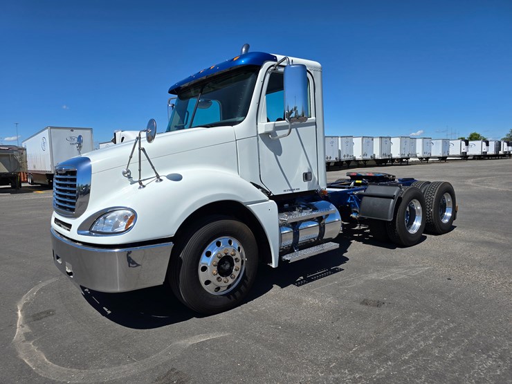 2020-freightliner-columbia-120-image-6