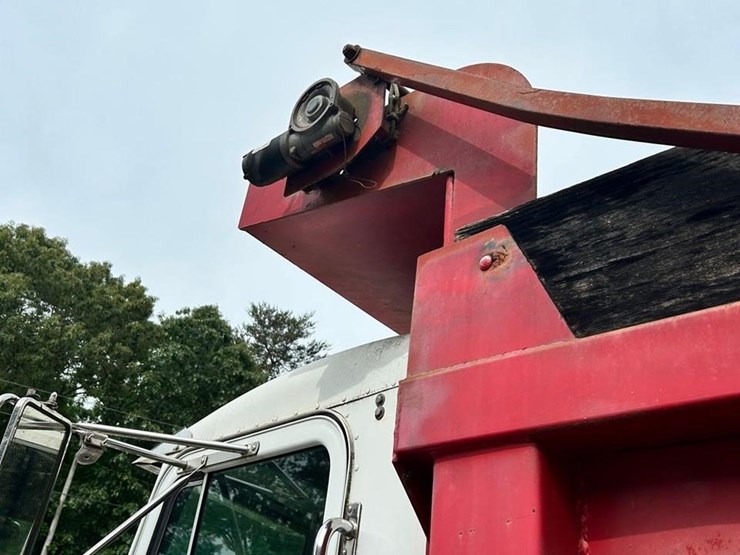 2000-peterbilt-330-image-32