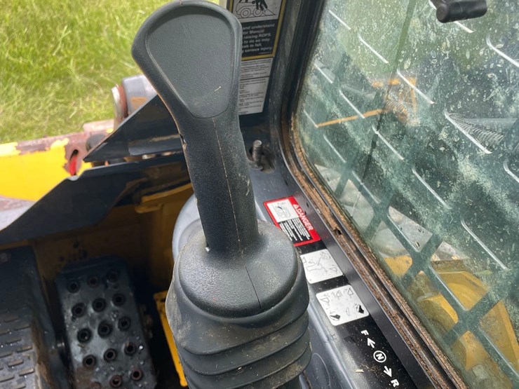 2019-deere-318g-image-47