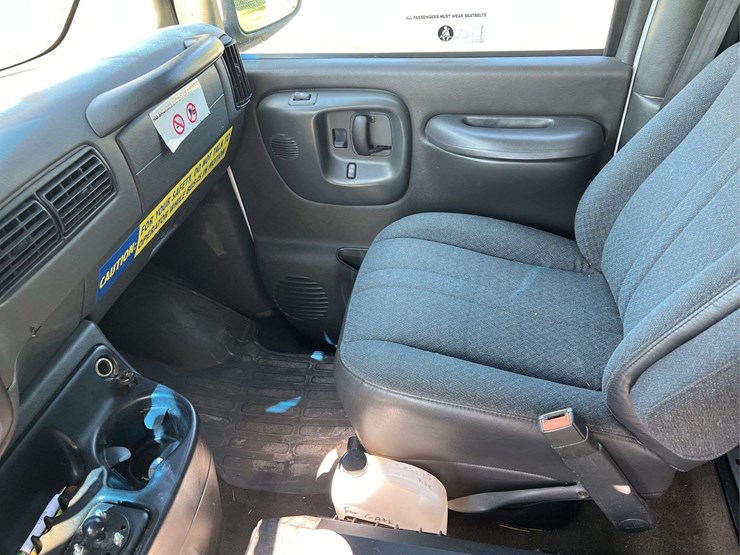 2001-chevrolet-express-3500-image-17