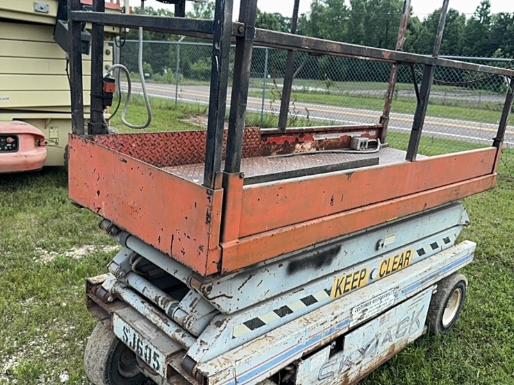 skyjack-scissor-lift-image-5