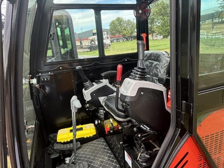 #114-•-cfg-industrial-excavator-w/-enclosed-cab-image-6