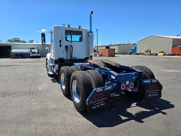 2020-freightliner-columbia-120-image-22