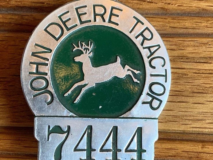 john-deere-tractor-employee-badge-image-1