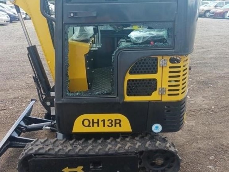 agt-mini-excavator-runs/moves-image-4
