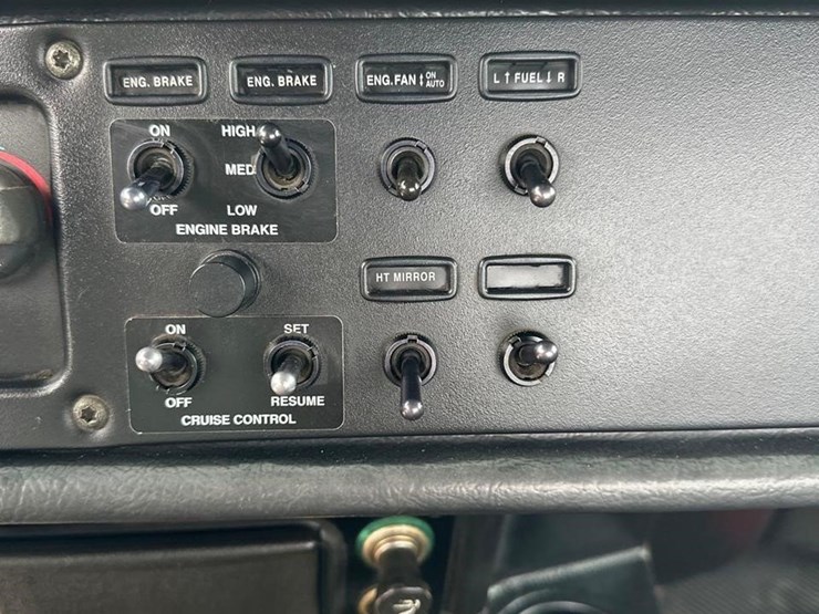 2001-peterbilt-378-image-31