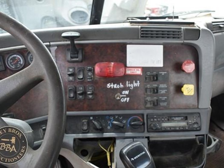 2002-freightliner-century-112-image-53