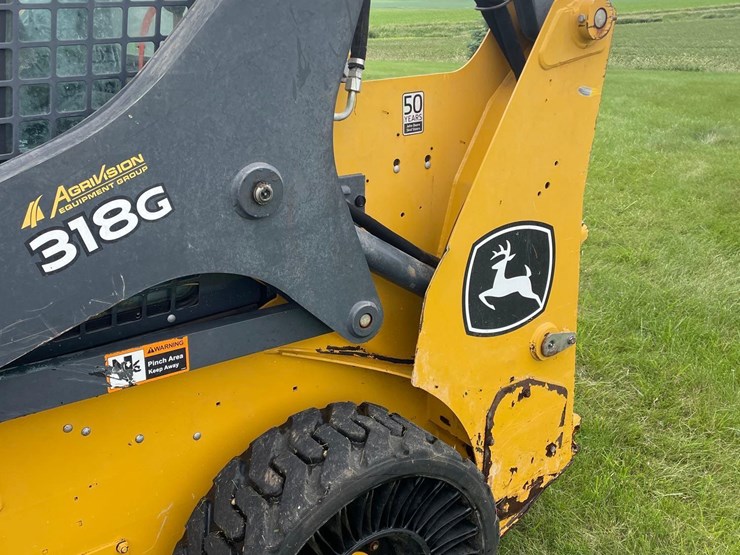 2019-deere-318g-image-16