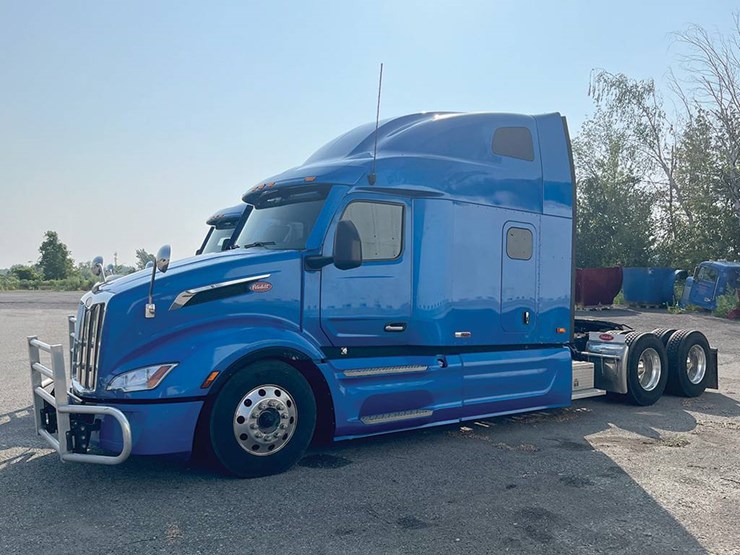 2023-peterbilt-579-image-1