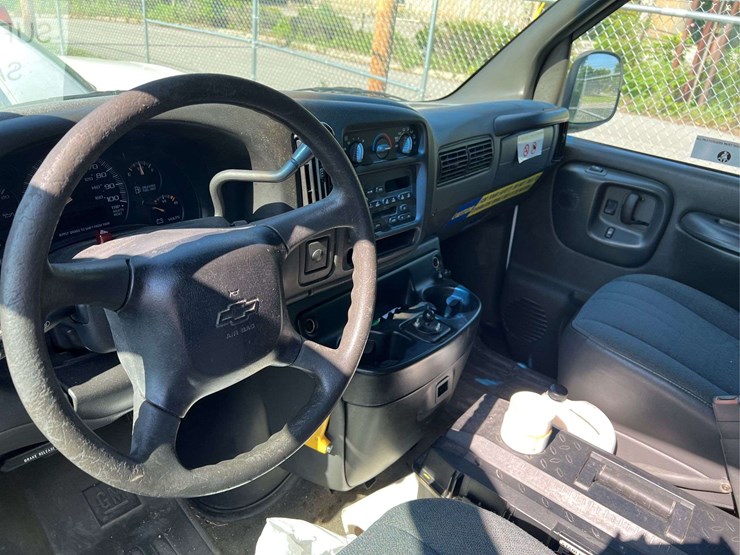 2001-chevrolet-express-3500-image-13