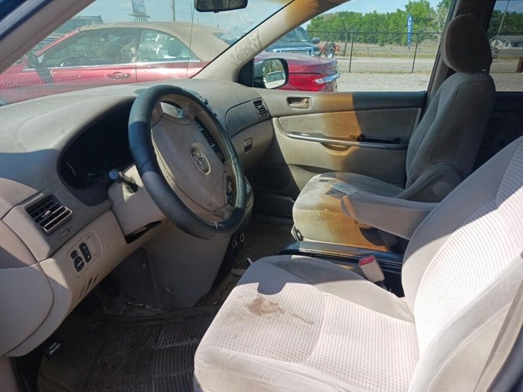 2006-toyota-sienna-image-3
