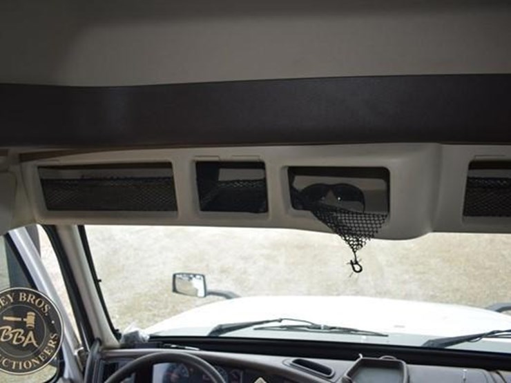 2014-volvo-vnl64t670-image-74