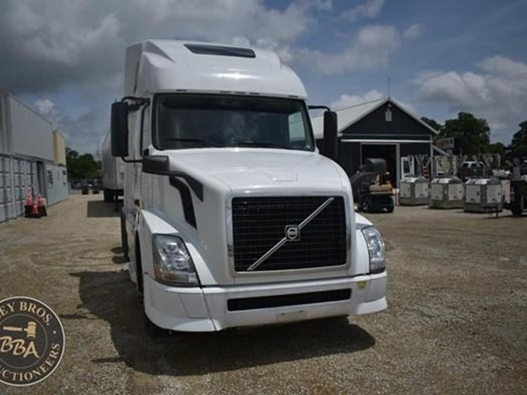 2014-volvo-vnl64t670-image-11