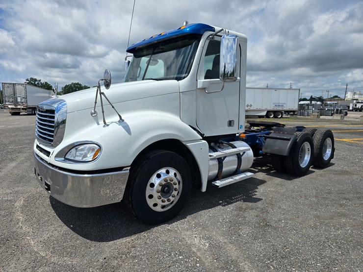 2020-freightliner-columbia-120-image-3